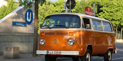 Hochzeitsauto-Vermietung - Art des Fahrzeugs: Shuttle-Bus - PLZ 10823 (Deutschland) - T2b Mr. Bobby - 8 Sitzplätze, Schiebedach, innen: braunes Kunstleder - Old Bulli Berlin