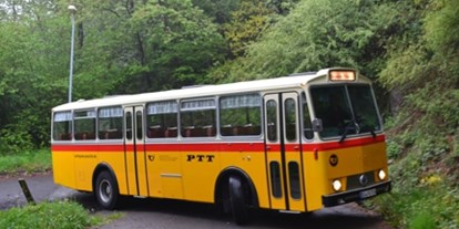 Hochzeitsauto-Vermietung - Shuttle Service - Schwyzer Poschti Saurer 3DUK-50 auf romantischer Strecke in der Eifel - Schwyzer Poschti - Oldtimer-Busfahrten im Rheinland