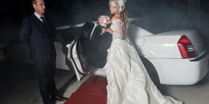 Hochzeitsauto-Vermietung - Versicherung: Vollkasko - unser 6 m langer roter Teppich ist bei den all inkl. Packages immer dabei - Stretchlimousine Deluxe Linz