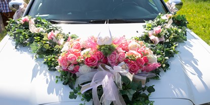 Hochzeitsauto-Vermietung - Chauffeur: nur mit Chauffeur - PLZ 4020 (Österreich) - Unser handgefertigter Blumenschmuck bietet viele Möglichkeiten ihn zu deinem Brautstrauß passend zu gestalten. Wenn wir deine Blumen nicht zur Auswahl haben verwenden wir gerne deine Bänder und Maschen um ihn farblich zu deiner Blumendeco abzustimmen. 
Schau auf unserer Homepage und suche dir den passenden Blumenschmuck aus. - Stretchlimousine Deluxe Linz