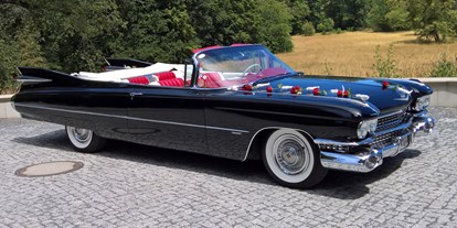 Hochzeitsauto-Vermietung - Farbe: Weiß - Deutschland - #CadillacChristine mit Hochzeitsschmuck - Cadillac Series 62 Convertible 1959
