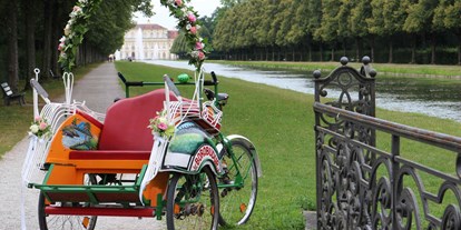 Hochzeitsauto-Vermietung - Bayern - Eine Rikschafahrt direkt nach der Trauung - der beste Weg für das Brautpaar, um nach dem Trubel der letzten Tage auch kurz einmal ganz für sich zu sein. - Hochzeitsrikscha München
