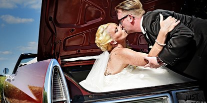 Hochzeitsauto-Vermietung - Art des Fahrzeugs: Cabriolet - Veitsbronn - Cadillac Cabrio von hinten - Cadillac Cabrio von Dreamday with Dreamcar - Nürnberg