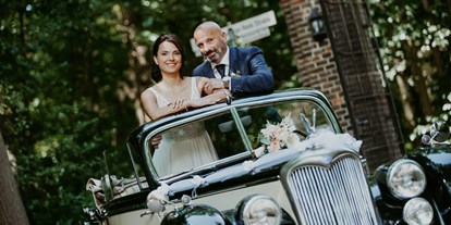 Hochzeitsauto-Vermietung - Art des Fahrzeugs: Oldtimer - Brautpaar mit Riley - Riley RMD Carbio