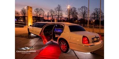 Hochzeitsauto-Vermietung - Art des Fahrzeugs: Stretch-Limousine - PLZ 59427 (Deutschland) - Stretchlimousine Lincoln Towncar Einstieg - Strechtlimousine Lincoln Towncar 2007