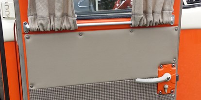 Hochzeitsauto-Vermietung - Farbe: Rot - PLZ 1160 (Österreich) - VW Bulli Fenster Bus T1 Baujahr 1966, 9 Sitze, Seitentüre - VW Fenster Bus T1 Bulli von Dr. Georg Schratzenthaller 