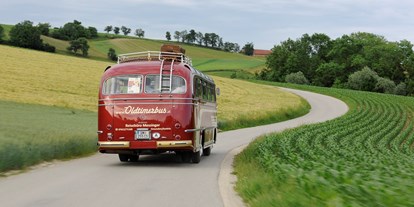 Hochzeitsauto-Vermietung - Marke: Mercedes Benz - Regau - Die Landschaft bereisen. Foto © justmarried.cc - Mercedes Benz O 321 H & O 321 HL von Messinger Reisen