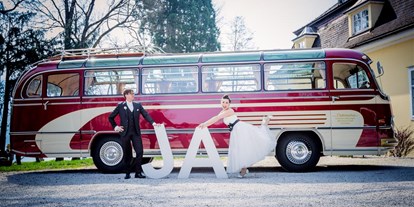 Hochzeitsauto-Vermietung - Farbe: Rot - Österreich - Brautpaar mit JA Buchstaben - tolles Fotomotiv 
© Karin Ahamer Photography - Mercedes Benz O 321 H & O 321 HL von Messinger Reisen