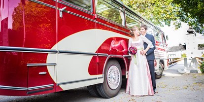Hochzeitsauto-Vermietung - Farbe: Rot - Oberösterreich - total passend für Trachtenhochzeiten 
© Karin Ahamer Photography - Mercedes Benz O 321 H & O 321 HL von Messinger Reisen