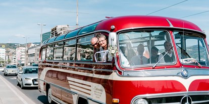 Hochzeitsauto-Vermietung - Oberösterreich - Reise gemeinsam ins Glück mit dem Oldtimerbus © Julia Plöchl Photography - Mercedes Benz O 321 H & O 321 HL von Messinger Reisen