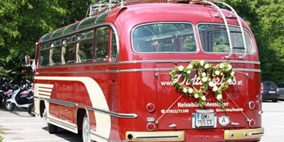 Hochzeitsauto-Vermietung - Farbe: Rot - Blumenschmuck für Ihre Hochzeit - Mercedes Benz O 321 H & O 321 HL von Messinger Reisen