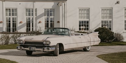 Hochzeitsauto-Vermietung - Antrieb: Benzin - Diese Bilder entstanden bei einem schönen Shooting mit Flor-Fotografie vorm Strandhotel in Glücksburg  - Traumhaftes Pink Cadillac 1959 Cabrio 