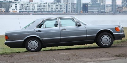 Hochzeitsauto-Vermietung - Chauffeur: Chauffeur buchbar - PLZ 51109 (Deutschland) - Hochzeits-Sänfte 420SE Mercedes