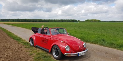 Hochzeitsauto-Vermietung - Antrieb: Benzin - Nordrhein-Westfalen - Mieten Sie den roten Läfer Cabrio aus dem Jahr 1972 für Ihr Event.  -  Käfer Cabrio rot