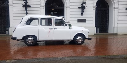 Hochzeitsauto-Vermietung - PLZ 24629 (Deutschland) - London Taxi Oldtimer in schneeweiss