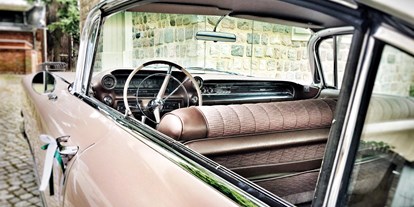 Hochzeitsauto-Vermietung - Farbe: Pink - PLZ 10318 (Deutschland) - Cadillac 59 Oldtimer Hochzeitsauto in Berlin mieten - 59er Cadillac Sedan de Ville Hochzeitsauto in Berlin