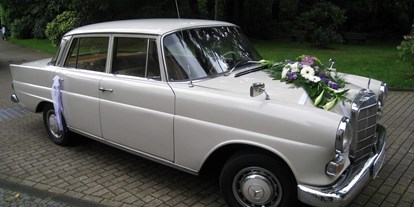Hochzeitsauto-Vermietung - Farbe: Beige - Mönchengladbach - Mercedes "Heckflosse" 200 / Modell W110 in Creme, BJ 1966.  - Mercedes Heckflosse 200 - Der Oldtimerfahrer