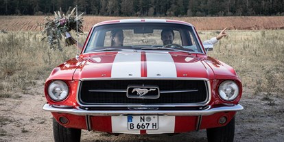 Hochzeitsauto-Vermietung - Farbe: Rot - Veitsbronn - Ford Mustang Coupé vorne - Ford Mustang Coupé von Dreamday with Dreamcar - Nürnberg