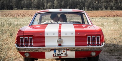 Hochzeitsauto-Vermietung - Farbe: Weiß - Bayern - Ford Mustang Coupé hinten - Ford Mustang Coupé von Dreamday with Dreamcar - Nürnberg