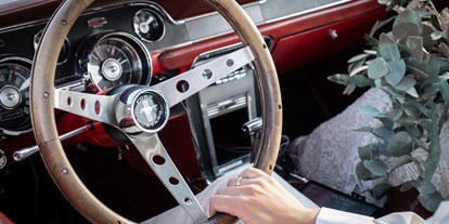 Hochzeitsauto-Vermietung - Art des Fahrzeugs: Oldtimer - PLZ 90403 (Deutschland) - Holzlenkrad vom roten Ford Mustang - Ford Mustang Coupé von Dreamday with Dreamcar - Nürnberg