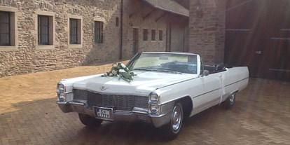 Hochzeitsauto-Vermietung - Versicherung: Teilkasko - PLZ 45659 (Deutschland) - Cadillac de Ville Hochzeitsauto Cabriolet - weiß Ruhrgebiet - Cadillac Weddingcar - Hochzeitsauto & Fotografie