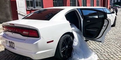 Hochzeitsauto-Vermietung - Farbe: Weiß - Ausreichend Platz für das Brautkleid mit Reifrock im Fahrzeug - Stretchlimousine Dodge Charger