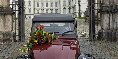 Hochzeitsauto-Vermietung - Farbe: Rot - Köln - Charlotte vor dem Schloss  - Deux Chevaux  2 cv