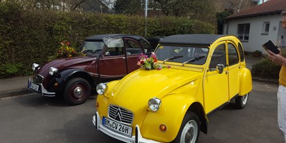 Hochzeitsauto-Vermietung - Farbe: Gelb - PLZ 51109 (Deutschland) - Charlotte und Ella  warten bei Kirchen  - Deux Chevaux  2 cv