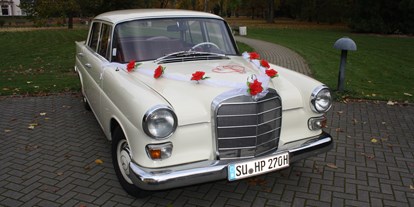 Hochzeitsauto-Vermietung - Marke: Mercedes Benz - PLZ 50933 (Deutschland) - weiteres Beispiel für Standard Deko - Mercedes Heckflosse  - Ein Auto für Ihre Sternmomente