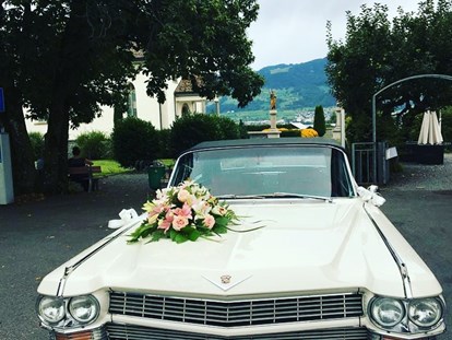Hochzeitsauto-Vermietung - Art des Fahrzeugs: Oldtimer - PLZ 8123 (Schweiz) - Cadillac - Vorbereitung für eine Geburtstagsfahrt - Oldtimer-Traumfahrt - Cadillac Deville Cabriolet, Jg. 1964