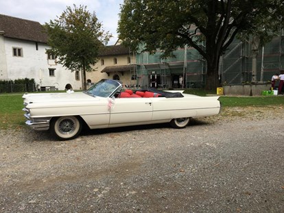 Hochzeitsauto-Vermietung - Farbe: Weiß - PLZ 8739 (Schweiz) - Hochzeit im Ritterhaus Bubikon - Oldtimer-Traumfahrt - Cadillac Deville Cabriolet, Jg. 1964