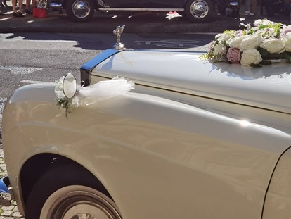 Hochzeitsauto-Vermietung - Chauffeur: Chauffeur buchbar - Weisser Rolls Royce Silver Cloud