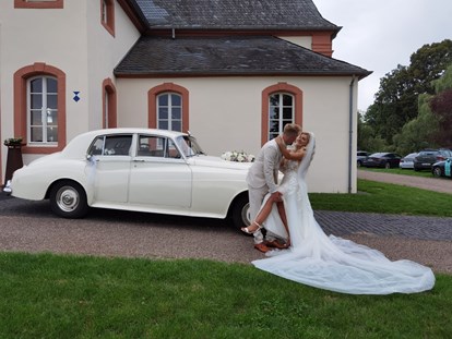 Hochzeitsauto-Vermietung - Versicherung: Vollkasko - PLZ 50996 (Deutschland) - Weisser Rolls Royce Silver Cloud