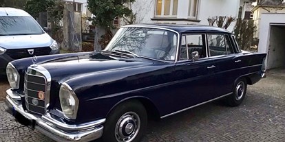 Hochzeitsauto-Vermietung - Versicherung: Teilkasko - PLZ 55246 (Deutschland) - Mercedes 220s, Bj. 1965, Dunkelblaue Limosine