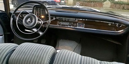Hochzeitsauto-Vermietung - Versicherung: Teilkasko - Holzverkleidung, Lenkradschaltung, durchgehende Sitzbank - Mercedes 220s, Bj. 1965, Dunkelblaue Limosine