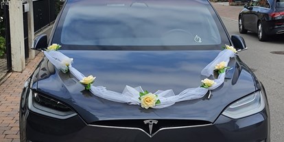Hochzeitsauto-Vermietung - Farbe: Grau - Karlsruhe - Unser Tesla Model X aus 2020 in Spacegray mit dezentem Hochzeitsschmuck - Tesla Model X mit einzigartigen Flügeltüren in Spacegry 