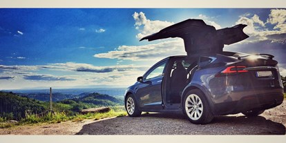 Hochzeitsauto-Vermietung - Farbe: Schwarz - Wir empfehlen ein Fotoshooting - Tesla Model X mit einzigartigen Flügeltüren in Spacegry 
