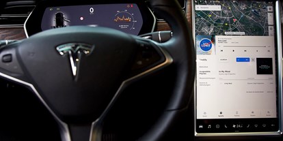 Hochzeitsauto-Vermietung - Farbe: Schwarz - Cockpit - Tesla Model X mit einzigartigen Flügeltüren in Spacegry 