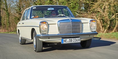 Hochzeitsauto-Vermietung - Farbe: Weiß - PLZ 40221 (Deutschland) - Mercedes 230 "Strichacht" - Mercedes 230 "Strichacht" & Mercedes 560 SEL (W126)