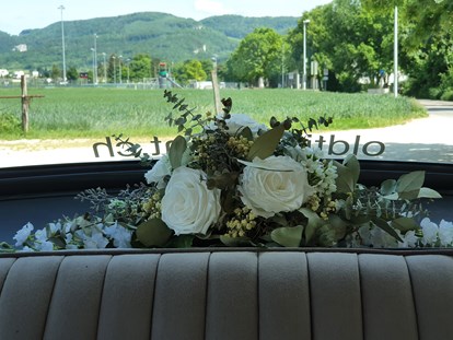 Hochzeitsauto-Vermietung - Marke: Buick - PLZ 79594 (Deutschland) - Ein schöner Blumenschmuck auf der Hutablage sorgt auch im Inneren des geräumigen 6-Plätzers für besonderes Ambiente... und ist inklusive! - Buick Super Eight