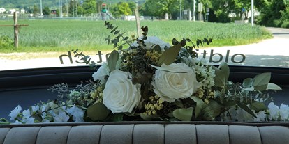 Hochzeitsauto-Vermietung - Ein schöner Blumenschmuck auf der Hutablage sorgt auch im Inneren des geräumigen 6-Plätzers für besonderes Ambiente... und ist inklusive! - Buick Super Eight