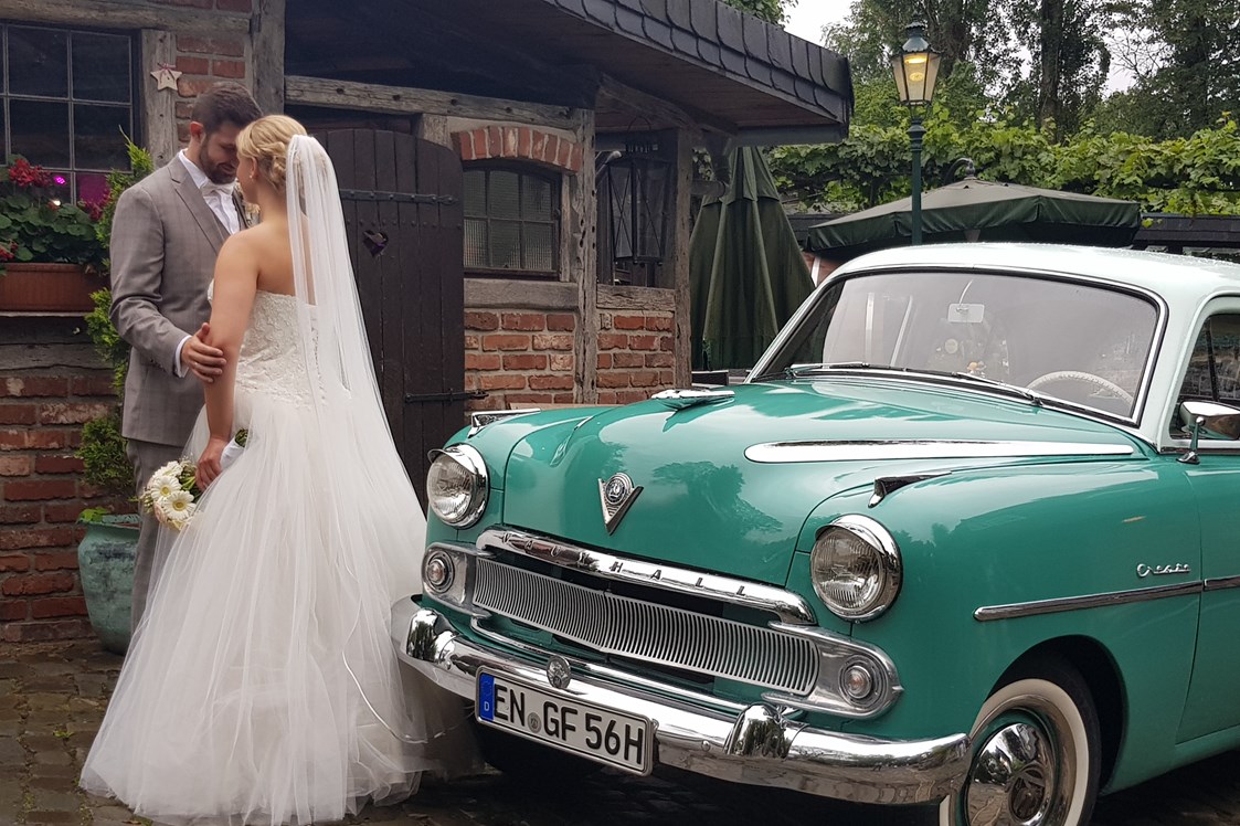 Hochzeitsauto: Wir freuen uns Sie begleiten zu dürfen..  - Vauxhall Cresta E  von 1955 Oldtimer-hochzeitsfahrten-nrw.de