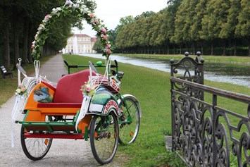 Hochzeitsauto: Eine Rikschafahrt direkt nach der Trauung - der beste Weg für das Brautpaar, um nach dem Trubel der letzten Tage auch kurz einmal ganz für sich zu sein. - Hochzeitsrikscha München