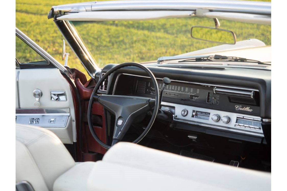 Hochzeitsauto: Innenraum des Cadillac Cabrio - Cadillac Cabrio von Dreamday with Dreamcar - Nürnberg