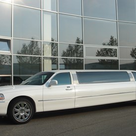 Hochzeitsauto: Lincoln Towncar 8 Pers. - Lincoln von AB VIP Limousine Vienna Mietwagen GmbH
