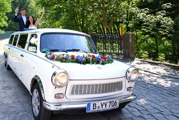 Hochzeitsfahrt-Angebot: Die großen Schiebedächer in der Trabi Hochzeitslimousine ermöglichentolle Fotos - Trabi-XXL Trabant Stretchlimousine