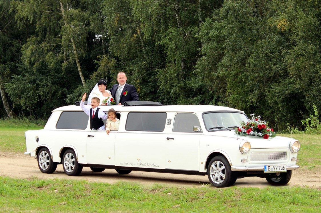 Hochzeitsfahrt-Angebot: Der weiße Hochzeitstrabant - Trabi-XXL Trabant Stretchlimousine