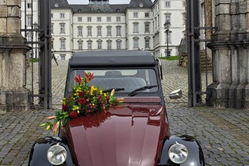 Hochzeitsauto: Charlotte vor dem Schloss  - Deux Chevaux  2 cv