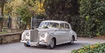 Hochzeitsauto-Vermietung - Chauffeur: Chauffeur buchbar - Nordrhein-Westfalen - Der Rolls Royce weiss in weiss damit gelingen fantastische Fotos bei jedem Wetter - Weisser Rolls Royce Silver Cloud