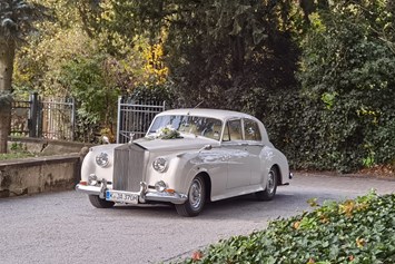 Hochzeitsauto: Der Rolls Royce weiss in weiss damit gelingen fantastische Fotos bei jedem Wetter - Weisser Rolls Royce Silver Cloud